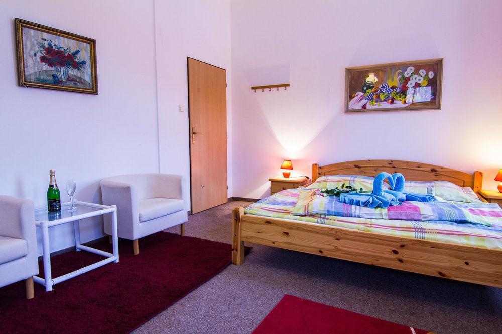 Hotel Posta Черни Дул Екстериор снимка
