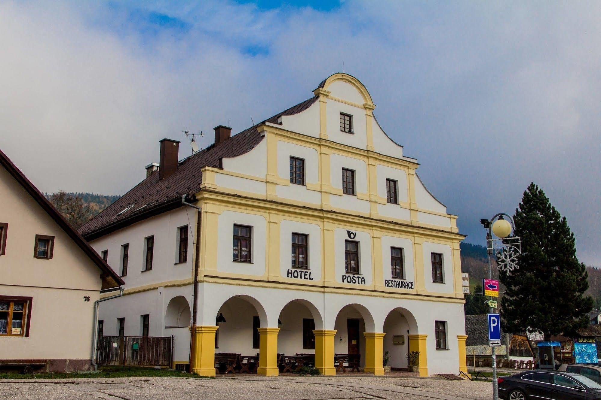 Hotel Posta Черни Дул Екстериор снимка